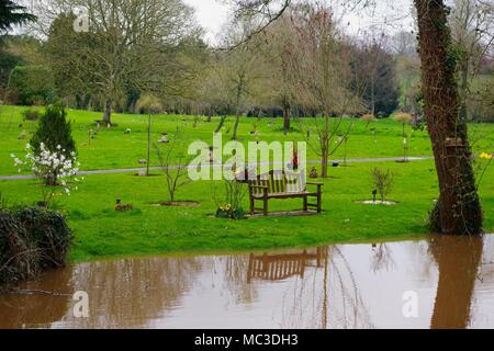 Gräfin Wehr Mühle Gewaehrleistung, und Exeter & Devon Krematorium Gärten. River Exe in der Flut. UK. April, 2018. Stockfoto