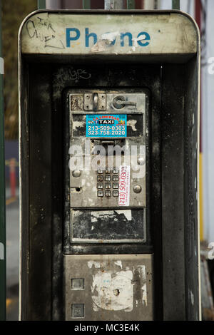 Alte öffentliches Telefon in disrepair, Downtown Los Angeles, Kalifornien, Vereinigte Staaten von Amerika Stockfoto