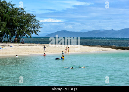 Touristen am Strand von Green Island, Great Barrier Reef Marine Park, Far North Queensland, Queensland, FNQ, GBR, Australien Stockfoto