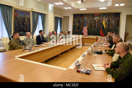 Ein Kontingent der Führung von der Pennsylvania National Guard met mit Führung aus dem Litauischen Ministerium für Verteidigung und Streitkräfte Führung Feb 15. Stockfoto