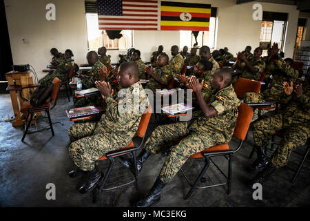 Soldaten der Ugandischen People's Defence Force applaudieren nach einem Kommilitonen ihre Punkte während der Zivil-militärische Zusammenarbeit zivilen Angelegenheiten taktische Unternehmen Kurs (CCTCC), in Uganda, Afrika, Feb.16, 2018 präsentiert. Die Ausbildung ist so konzipiert, dass die Fähigkeit der UPDF und Kapazität seiner anhaltenden Friedenstruppe der Afrikanischen Union und die Mission der Afrikanischen Union in Somalia Mandate zu unterstützen, zu verbessern. Stockfoto