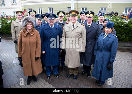 Ein Kontingent der Führung von der Pennsylvania National Guard mit der Botschafterin Ann Hall, (ganz links) US-Botschafter in der Republik Litauen und der Litauischen militärische Führung an der Eröffnungsfeier für die Wiederherstellung der Unabhängigkeit Litauens Centennial celebration Feb.16 in Vilnius. Stockfoto