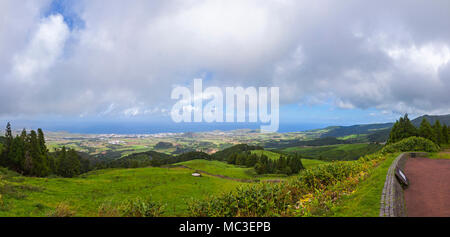 Malerischen Blick auf die Nordküste von Sao Miguel, Azoren, Portugal. Sicht von Bela Vista (Miradouro Da Bela Vista) Stockfoto