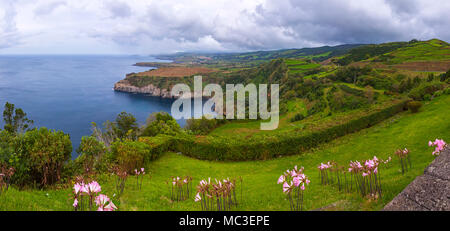 Nordküste von Sao Miguel, Azoren, Portugal. Malerischer Blick von miradouro De Santa Iria (Sicht von Santa Iria) Stockfoto