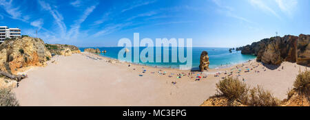 Panoramablick auf Praia Dona Ana Strand an Lagos, Algarve, Portugal Stockfoto