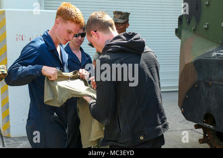 CAMP SCHWAB, Okinawa, Japan - ein Mitglied der Rock Band, Alexandria, Zeichen eines Marine skivvy Shirt bei einem Treffen mit Marines März 23 an Bord Camp Schwab, Okinawa, Japan. Die Bandmitglieder waren in der Lage, nahe zu kommen und über die verschiedenen militärischen Fahrzeugen erfahren Sie beim Treffen mit Marines. Die Band später durchgeführt für die Marines und ihren Familien bei der jährlichen Schwab Festival. Stockfoto