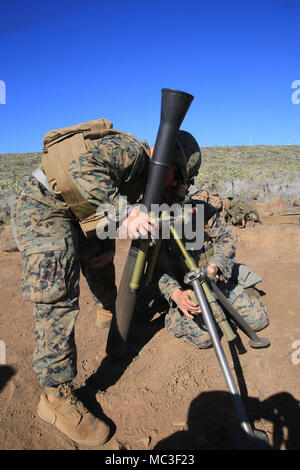 Pfc. Shawn Whitton und Pfc. Nikkolas Erickson, mortarmen mit Bataillon Landung Team 3/1, 13 Marine Expeditionary Unit (MEU), Ebene der M252 Mörser Rohr für den nächsten Kurs der Brand an der Insel San Clemente, Kalifornien, 27. März 2018 vorzubereiten. Das Essex Amphibious Ready Gruppe und 13 MEU erstmals voll integrierte vor ihrer Bereitstellung. Amphibische Squadron, MEU integration Training eine entscheidende Einsatz übung, die Navy-Marine Corps Team schnell zu planen und komplexe Operationen von naval Versand ausführen. Stockfoto