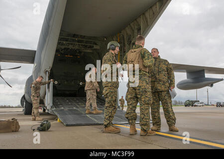 Flieger vom 9 Aircraft Maintenance Unit und Marines von Kilo. Akku, 2. Bataillon, 14 Marine Regiment, für den folgenden Tag M142 High Mobility Artillery Rocket System (HIMARS) live-fire Raid, Fort Campbell, Ky., 29. März 2018 vorzubereiten. Marines von Kilo Batterie flogen von Fort Campbell, auf Dugway Proving Grounds, Utah, wo sie entladen und feuerte vier HIMARS Raketen, die eine einzigartige Fähigkeit, die kommandeure mehr Optionen mit Bedrohungen zu begegnen, wenn die anderen Optionen nicht angemessen sind. Stockfoto