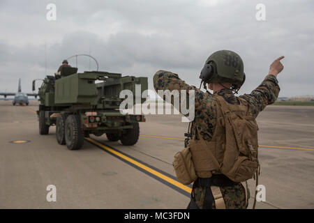 Marine Corps Sgt. Jeffery Hale, ein Launcher Chief mit Kilo. Akku, 2. Bataillon, 14 Marine Regiment, leitet ein M142 High Mobility Artillery Rocket System (HIMARS) in Position bringen, bevor er auf ein Air Force MC-130 geladen, auf Fort Campbell, Ky., 30. März 2018. Marines von Kilo Batterie flogen von Fort Campbell auf Dugway Proving Grounds, Utah, wo sie entladen und feuerte vier HIMARS Raketen, die eine einzigartige Fähigkeit, die kommandeure mehr Optionen mit Bedrohungen zu begegnen, wenn die anderen Optionen nicht angemessen sind. Stockfoto