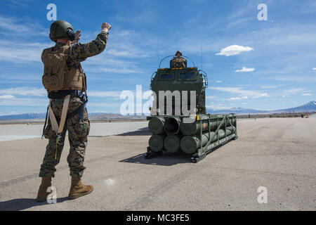 Marine Corps Sgt. Jeffery Hale, ein Launcher Chief mit Kilo. Akku, 2. Bataillon, 14 Marine Regiment, leitet ein Marine Corps eine M142 High Mobility Artillery Rocket System (HIMARS) in die Position bis zu Raketen pods, in Dugway Proving Grounds, Utah, 30. März 2018. Marines von Kilo Batterie flogen von Fort Campbell, Ky., Dugway, wo Sie entladen und feuerte vier HIMARS Raketen, die eine einzigartige Fähigkeit, die kommandeure mehr Optionen mit Bedrohungen zu begegnen, wenn die anderen Optionen nicht angemessen sind. Stockfoto