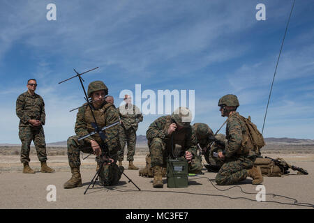 Generalleutnant Rex C. McMillian, Kommandant der Marine Reserve und Marine Norden und Führungskräfte aus MARFORRES beobachten, wie Marines mit Kilo. Akku, 2. Bataillon, 14 Marine Regiment, bis ein Brand Directional Center am Dugway Proving Grounds, Utah, 30. März 2018 eingestellt. Marines von Kilo Batterie flogen von Fort Campbell, Ky., Dugway, wo Sie entladen und feuerte vier HIMARS Raketen, die eine einzigartige Fähigkeit, die kommandeure mehr Optionen mit Bedrohungen zu begegnen, wenn die anderen Optionen nicht angemessen sind. Stockfoto