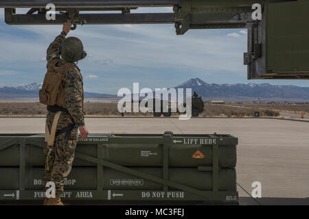 Marine Corps Sgt. Jeffery Hale, ein Launcher Chief mit Kilo. Akku, 2. Bataillon, 14 Marine Regiment, Führer einer Hubvorrichtung auf einem M142 High Mobility Artillery Rocket System (HIMARS) Nachdem Sie eine Rakete pod, auf Dugway Proving Grounds, Utah, 30. März 2018. Marines von Kilo Batterie flogen von Fort Campbell, Ky., Dugway, wo Sie entladen und feuerte vier HIMARS Raketen, die eine einzigartige Fähigkeit, die kommandeure mehr Optionen mit Bedrohungen zu begegnen, wenn die anderen Optionen nicht angemessen sind. Stockfoto