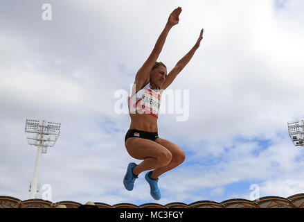 Niamh Emerson aus England tritt am 9. Tag der Commonwealth Games 2018 an der Gold Coast, Australien, beim Women's Heptathlon Long Jump im Carrara Stadium an. DRÜCKEN SIE VERBANDSFOTO. Bilddatum: Freitag, 13. April 2018. Siehe PA-Geschichte COMMONWEALTH Athletics. Bildnachweis sollte lauten: Martin Rickett/PA Wire. Stockfoto