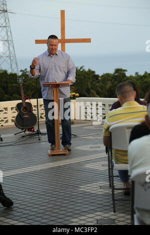 Wab FUTENMA, Okinawa, Japan-U.S. Navy Leutnant Robert Hecox spricht 1. April während einer Easter Sunrise Service an der Habu Grube auf Marine Corps Air Station Futenma, Okinawa, Japan statt. Der Service war offen für die lokale und die US-Gemeinschaften, wie die Religion ist nicht von einem Land oder Kultur gebunden. Alle sangen Hymnen zusammen und genossen die religiösen Austausch. Nach dem outdoor Service, jeder war eingeladen, ein kostenloses Frühstück zusammen zu haben, zur Verfügung gestellt von Marine Corps Community Services. Hecox ist der Kaplan der WAB Futenma. Stockfoto