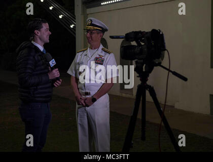 Texas (2. April 2018) hinten Adm. Jay Bynum, Leiter der Naval Air Training und Waco native, Felder Fragen von Jamie Kennedy, lokale KCEN TV News Reporter, die Waco Suspension Bridge als Waco Marine Woche unterwegs erhält. Die Marine von Community Outreach verwendet die Navy Woche Programm Navy Sailors, Ausrüstung mitbringen und zeigt auf etwa 15 amerikanischen Städten jedes Jahr für eine Woche - lange Zeitplan von outreach-Engagements. Stockfoto