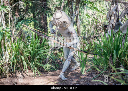 Maskierte Asaro Mudmen Leistung, Geremiaka Dorf, Goroka, Eastern Highlands Provinz, Papua Neu Guinea Stockfoto