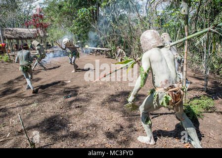 Maskierte Asaro Mudmen Leistung, Geremiaka Dorf, Goroka, Eastern Highlands Provinz, Papua Neu Guinea Stockfoto