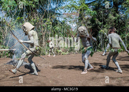 Maskierte Asaro Mudmen Leistung, Geremiaka Dorf, Goroka, Eastern Highlands Provinz, Papua Neu Guinea Stockfoto