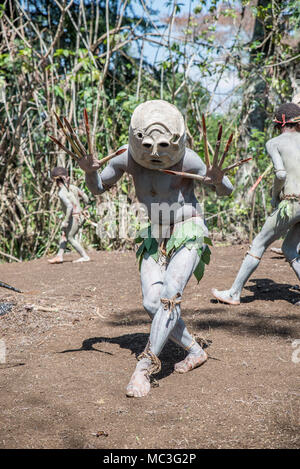 Maskierte Asaro Mudmen Leistung, Geremiaka Dorf, Goroka, Eastern Highlands Provinz, Papua Neu Guinea Stockfoto