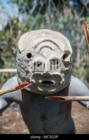 Maskierte Asaro Mudmen Leistung, Geremiaka Dorf, Goroka, Eastern Highlands Provinz, Papua Neu Guinea Stockfoto