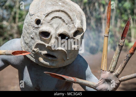 Maskierte Asaro Mudmen Leistung, Geremiaka Dorf, Goroka, Eastern Highlands Provinz, Papua Neu Guinea Stockfoto