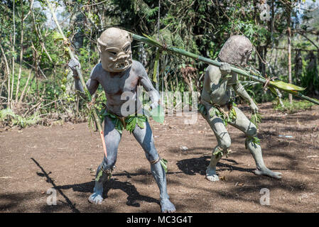 Maskierte Asaro Mudmen Leistung, Geremiaka Dorf, Goroka, Eastern Highlands Provinz, Papua Neu Guinea Stockfoto