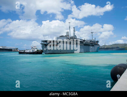 SANTA Rita, Guam (April 04, 2018) Das u-boot Tender USS Emory S. Land (39), Transite Apra Harbor, als Sie sich unterwegs für ein Deployment, April 4. Emory S Land, nach Guam, Reparaturen, rearm bereitgestellt und reprovisions eingesetzten US-Seestreitkräfte im Indo-pazifischen Region. Stockfoto