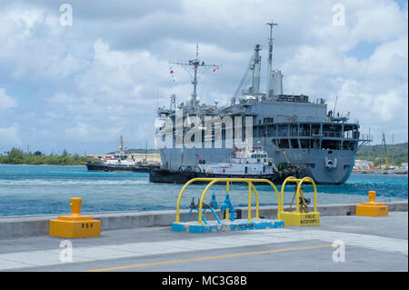 SANTA Rita, Guam (April 04, 2018) Das u-boot Tender USS Emory S. Land (39), Transite Apra Harbor, als Sie sich unterwegs für ein Deployment, April 4. Emory S Land, nach Guam, Reparaturen, rearm bereitgestellt und reprovisions eingesetzten US-Seestreitkräfte im Indo-pazifischen Region. Stockfoto