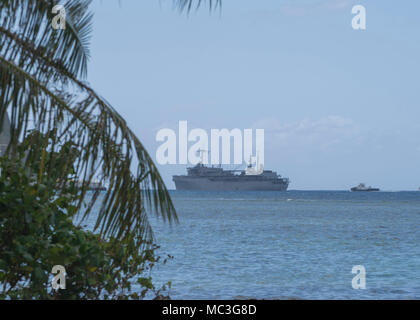 SANTA Rita, Guam (April 04, 2018) Das u-boot Tender USS Emory S. Land (39), Transite Apra Harbor, als Sie sich unterwegs für ein Deployment, April 4. Emory S Land, nach Guam, Reparaturen, rearm bereitgestellt und reprovisions eingesetzten US-Seestreitkräfte im Indo-pazifischen Region. Stockfoto