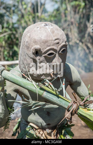 Maskierte Asaro Mudmen Leistung, Geremiaka Dorf, Goroka, Eastern Highlands Provinz, Papua Neu Guinea Stockfoto