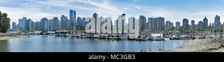 Skyline von Vancouver vom Stanley Park, ein Yachthafen und hohe Condominium Gebäude. Stockfoto