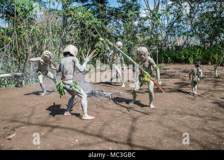 Maskierte Asaro Mudmen Leistung, Geremiaka Dorf, Goroka, Eastern Highlands Provinz, Papua Neu Guinea Stockfoto