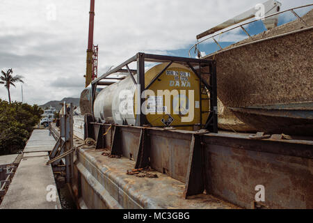 FAJARDO, Puerto Rico, Jan. 30, 2018 - Die Environmental Protection Agency (EPA), in Zusammenarbeit mit der U.S. Coast Guard (USCG), ermittelt und die ordnungsgemäße Entsorgung der Schiffe und ihrer gefährlichen Abfällen und Elektronik. Sie vorrangig auf Schiffe, die aktiv sind Freigabe giftigen Materialien. Saugfähige Barrieren werden verwendet, um die Schadstoffe zu absorbieren, die später in diesen Tanks hinterlegt wird. Stockfoto