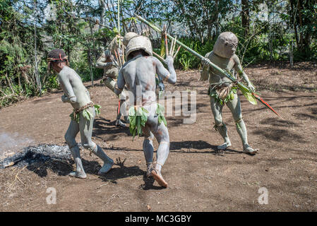 Maskierte Asaro Mudmen Leistung, Geremiaka Dorf, Goroka, Eastern Highlands Provinz, Papua Neu Guinea Stockfoto