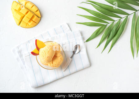 Mango Eiscreme oder Sorbet in der Schüssel. Hausgemachte Obst mango Eis auf weißem Hintergrund, kopieren. Stockfoto