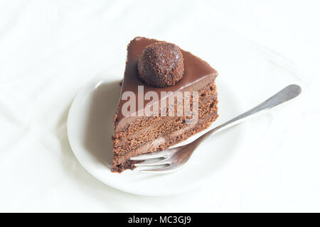 Stück Schokolade Kuchen auf dem Teller und weißem Hintergrund, kopieren. Hausgemachte Schokolade Kuchen. Stockfoto