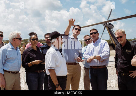 Salinas, Puerto Rico, 19. März 2018 - Herr Thomas Bossert, Assistent des Präsidenten für die innere Sicherheit und Terrorismusbekämpfung Verwaltung, und FEMA Team Mitglieder besuchen einen Powerline Baustelle zu arbeiten und die Fortschritte bei der Restaurierung in Puerto Rico beobachten, nachdem Hurrikan Maria die Insel im September letzten Jahres verwüstet. Stockfoto