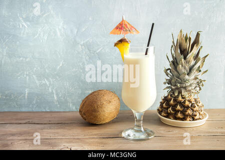 Pina Colada Cocktail mit Ananas und Kokosnuss über Holz- Hintergrund, kopieren. Sommer tropischen Cocktail. Stockfoto