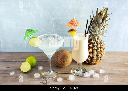 Margarita und Pina Colada Cocktails auf Holztisch, kopieren. Klassische Sommer kaltes margarita und Pina Colada Cocktails garniert mit Eis und Früchte Stockfoto
