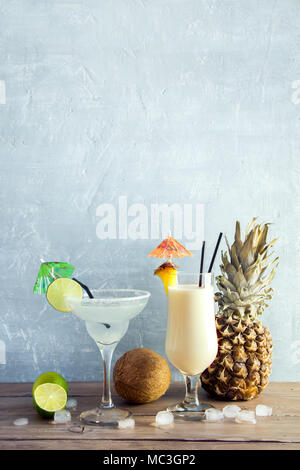 Margarita und Pina Colada Cocktails auf Holztisch, kopieren. Klassische Sommer kaltes margarita und Pina Colada Cocktails garniert mit Eis und Früchte Stockfoto