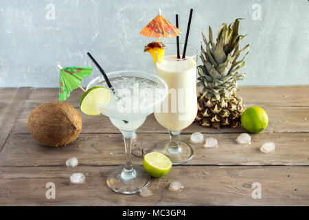 Margarita und Pina Colada Cocktails auf Holztisch, kopieren. Klassische Sommer kaltes margarita und Pina Colada Cocktails garniert mit Eis und Früchte Stockfoto