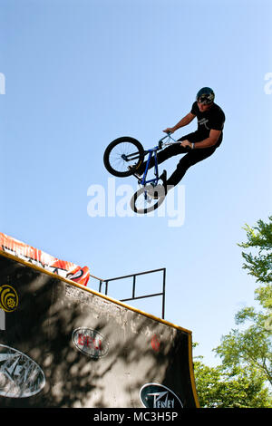 Ein junger Mann, den Praktiken seiner Rampe springt beim BMX Trans Jam Wettbewerb am 26. April 2014 in Athen, Ga. Stockfoto