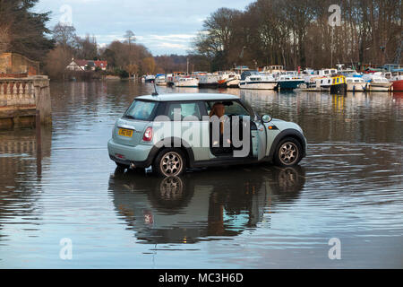 Kraftfahrer/Mini Auto fahrer schneidet sie in der schnell steigenden Wasser als Spring Tide auf der Themse droht ihr Auto Flut zu überwältigen und zu. (96) Stockfoto