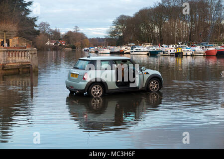 Kraftfahrer/Mini Auto fahrer schneidet sie in der schnell steigenden Wasser als Spring Tide auf der Themse droht ihr Auto Flut zu überwältigen und zu. (96) Stockfoto