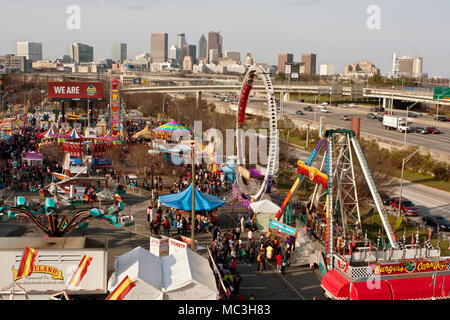 Atlanta, GA, USA - 15. März 2014: Erhöhte weite Einstellung der jährlichen Atlanta Fair, mit Sicht auf die City Skyline im Hintergrund. Stockfoto
