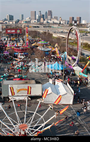 Atlanta, GA, USA - 15. März 2014: Erhöhte weite Einstellung der jährlichen Atlanta Fair, mit Sicht auf die City Skyline im Hintergrund. Stockfoto