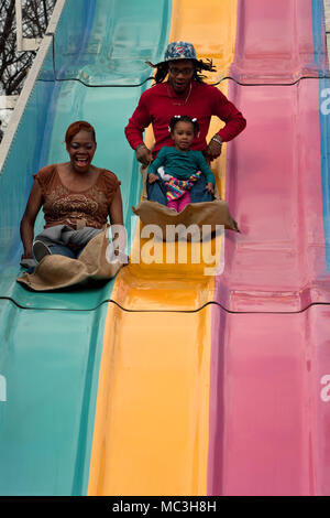 Atlanta, GA, USA - 15. März 2014: eine Familie geht der Wasserrutsche am jährlichen Atlanta Messe. Stockfoto