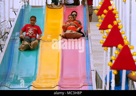 Atlanta, GA, USA - 15. März 2014: eine Familie rutscht der Wasserrutsche am jährlichen Atlanta Messe. Stockfoto