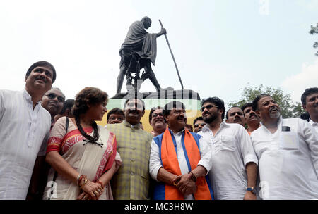 Mukul Roy, Babaul Vijayvargiy Supriyo, Kailash, Rahul Sinha und Cerstin Ganaguly (von rechts nach links) zusammen mit anderen Hommage an Mahatma Gandhi während der sit in der Demonstration. Bharatiya Janta Party oder BJP Führer und Aktivisten nehmen Sie teil an einem Sit in Demonstration vor Gandhi Statue gegen die Regierung zu protestieren. (Foto durch Saikat Paul/Pacific Press) Stockfoto