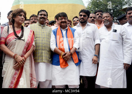 Mukul Roy, Babaul Vijayvargiy Supriyo, Kailash, Rahul Sinha und Cerstin Ganaguly (von rechts nach links) zusammen mit anderen Hommage an Mahatma Gandhi während der sit in der Demonstration. Bharatiya Janta Party oder BJP Führer und Aktivisten nehmen Sie teil an einem Sit in Demonstration vor Gandhi Statue gegen die Regierung zu protestieren. (Foto durch Saikat Paul/Pacific Press) Stockfoto